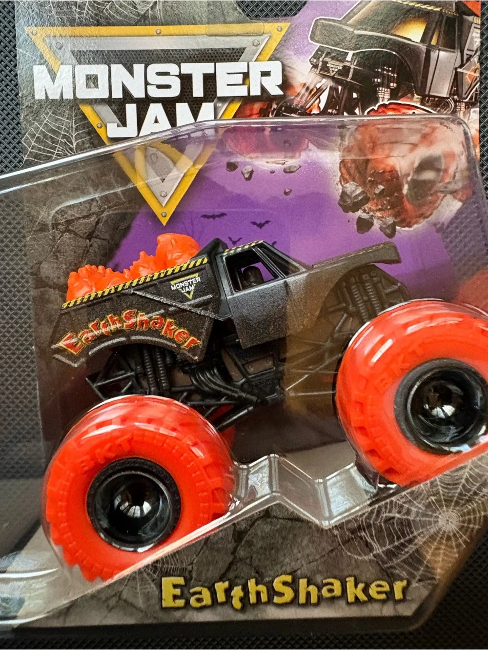 Monster Jam EarthShaker spooky Collction Truck - Black with Orange Wheels